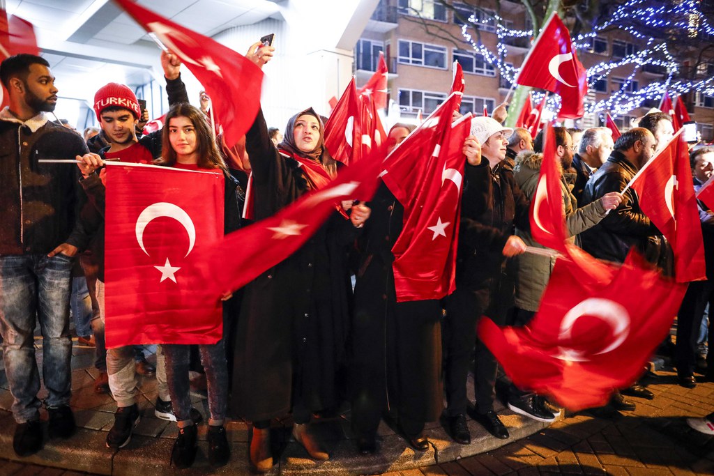 Près d'un millier de manifestants munis de drapeaux turcs s'étaient rassemblés samedi soir près du consulat de Turquie à Rotterdam.