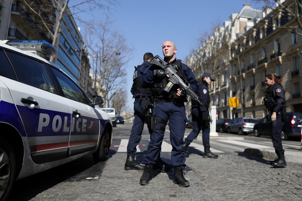 Selon les premiers éléments de l'enquête, un pétard pourrait être à l'origine de l'explosion, survenue en fin de matinée dans le bâtiment situé au coeur de la capitale française.