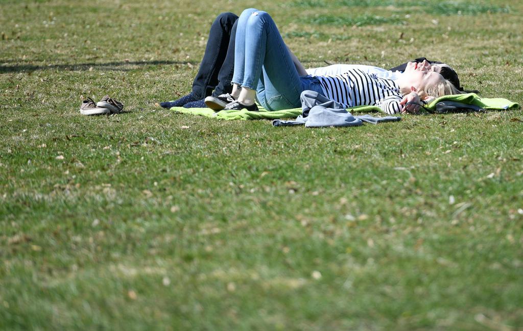 Avec les températures estivales, les siestes dans les parcs font leur retour.