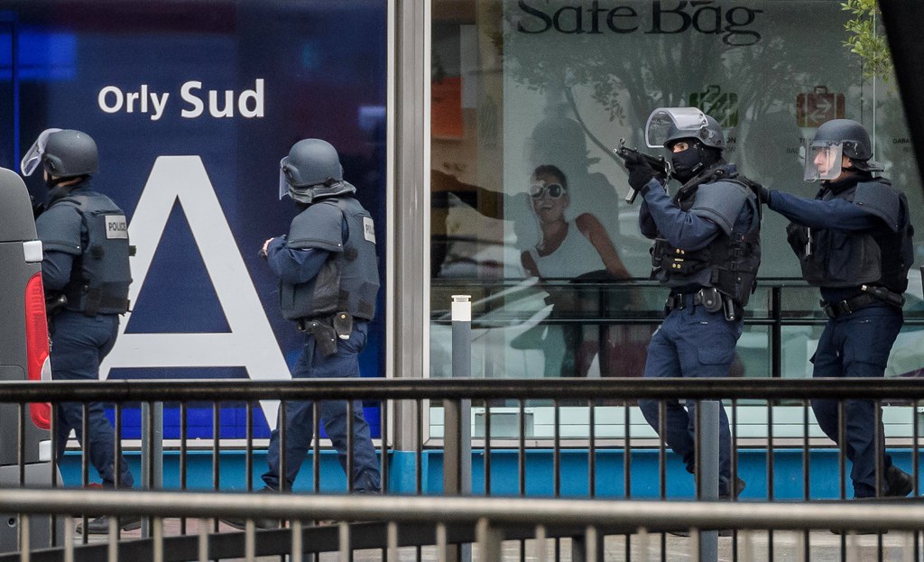 L'homme a été abattu par les forces de l'ordre, alors qu'il cherchait à voler l'arme d'un militaire.