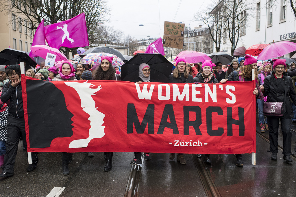 À Zurich, le petit bonnet rose, souvent tricoté à la main, rappelait les propos sexistes de Donald Trump.