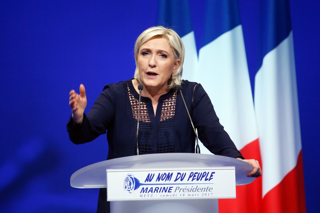 Au deuxième tour, que ce soit face à Macron ou à Fillon, Marine Le Pen est donnée perdante.
