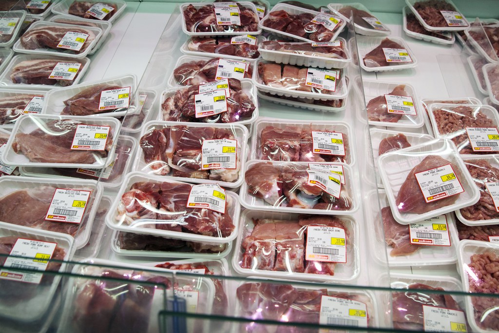 Au Brésil, des douzaines de collaborateurs des autorités sanitaires auraient été corrompus pour certifier que la viande avariée était propre à la consommation.