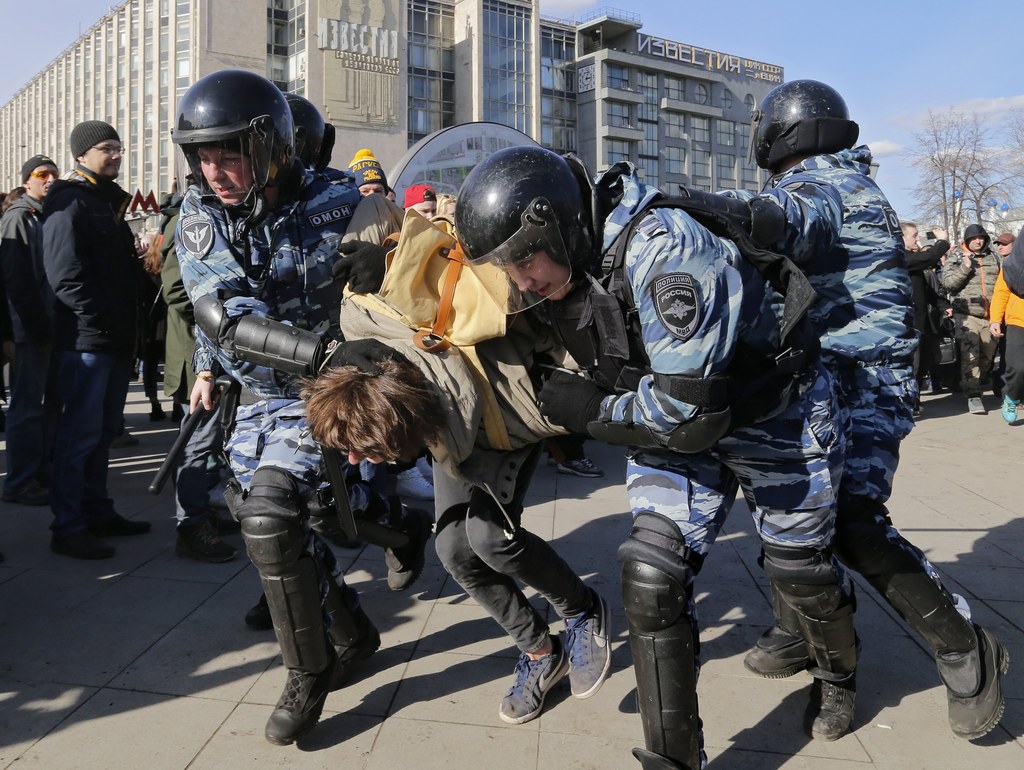 Parmi les centaines de manifestants pacifiques arrêtés, il y a des observateurs des droits de l'Homme et des journalistes.