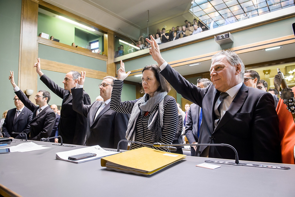 Les trois PDC Roberto Schmidt, Jacques Melly et Christophe Darbellay, la socialiste Esther Waeber-Kalbermatten et le PLR Frédéric Favre ont prêté serment ce lundi.