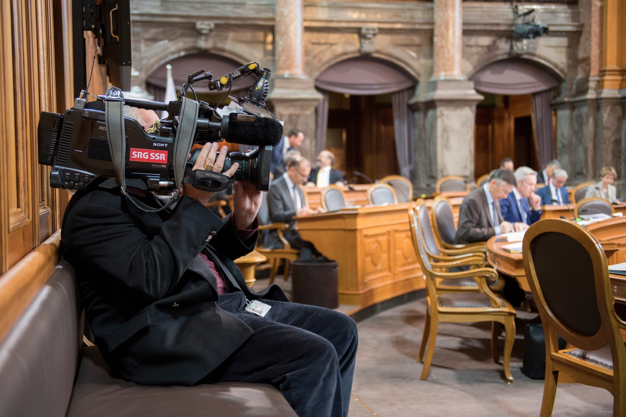 Ein Kameramann der SRG-SSR filmt die Debatte im Staenderat an der Fruehlingssession der Eidgenoessischen Raete, am Mittwoch, 8. Maerz 2017 im Staenderat in Bern. (KEYSTONE/Anthony Anex) SCHWEIZ SESSION STAENDERAT