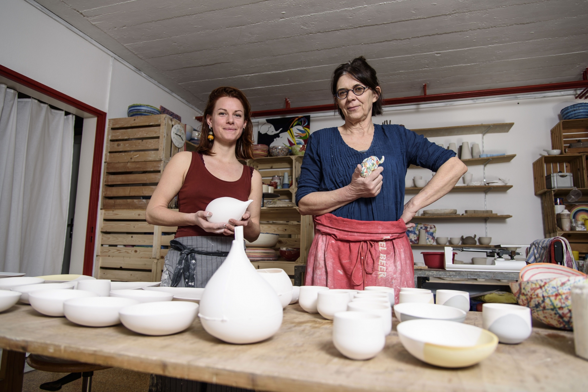 Nyon, vendredi 10 mars 2017, Esp'Asse, atelier de céramique, portrait d'Anna Schlaeppi (en bordeau) et de Caroline Chardon qui ouvrent un espace de travail commun appelé "Atelier Lavabo", photos Cédric Sandoz