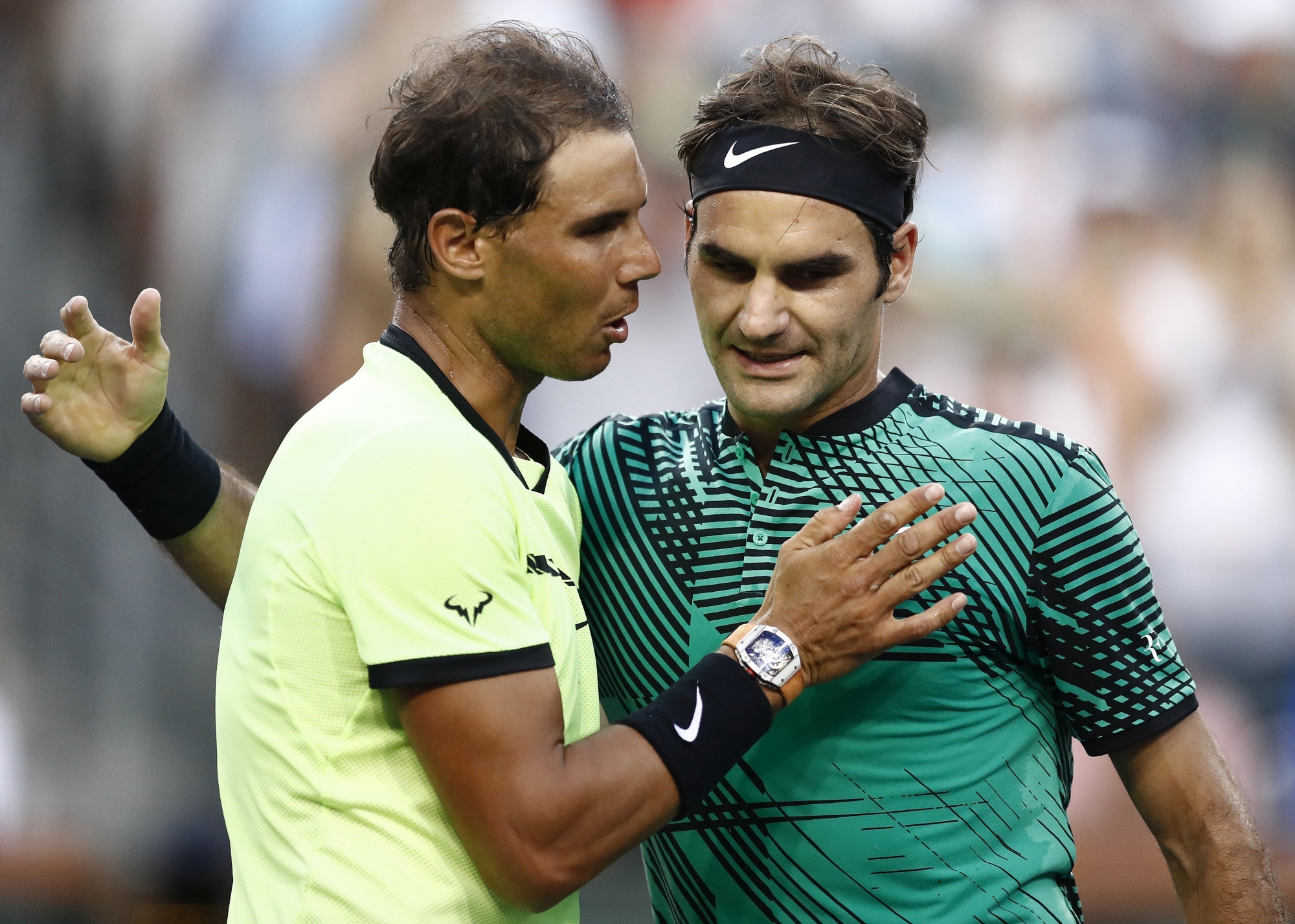 epa05851105 Roger Federer of Switzerland (R) hugs Rafael Nadal of Spain (L) after his win in their match at the 2017 BNP Paribas Open tennis tournament at the Indian Wells Tennis Garden in Indian Wells, California, USA, 15 March 2017.  EPA/LARRY W. SMITH