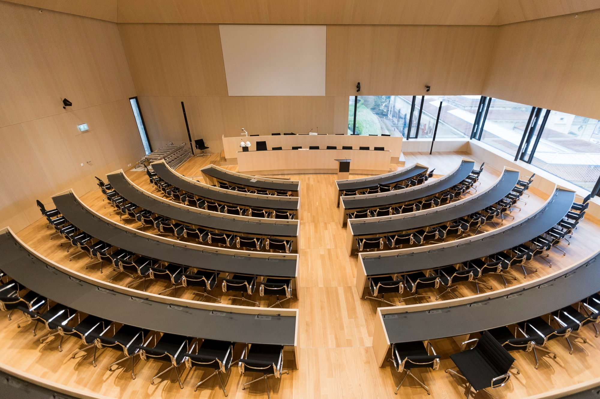 La nouvelle salle du parlement vaudois dans le nouveau batiment ou va sieger le Grand Conseil Vaudois photographie ce vendredi, 24 mars 2017 a Lausanne. La reconstruction du batiment du parlement (projet Rosebud), autorite legislative du canton de Vaud est a bout touchant. Il sera inaugure le 14 avril prochain et remplace le batiment Perregaux detruit par le feu en 2002. (KEYSTONE/Cyril Zingaro) SCHWEIZ PARLAMENT KANTON WAADT