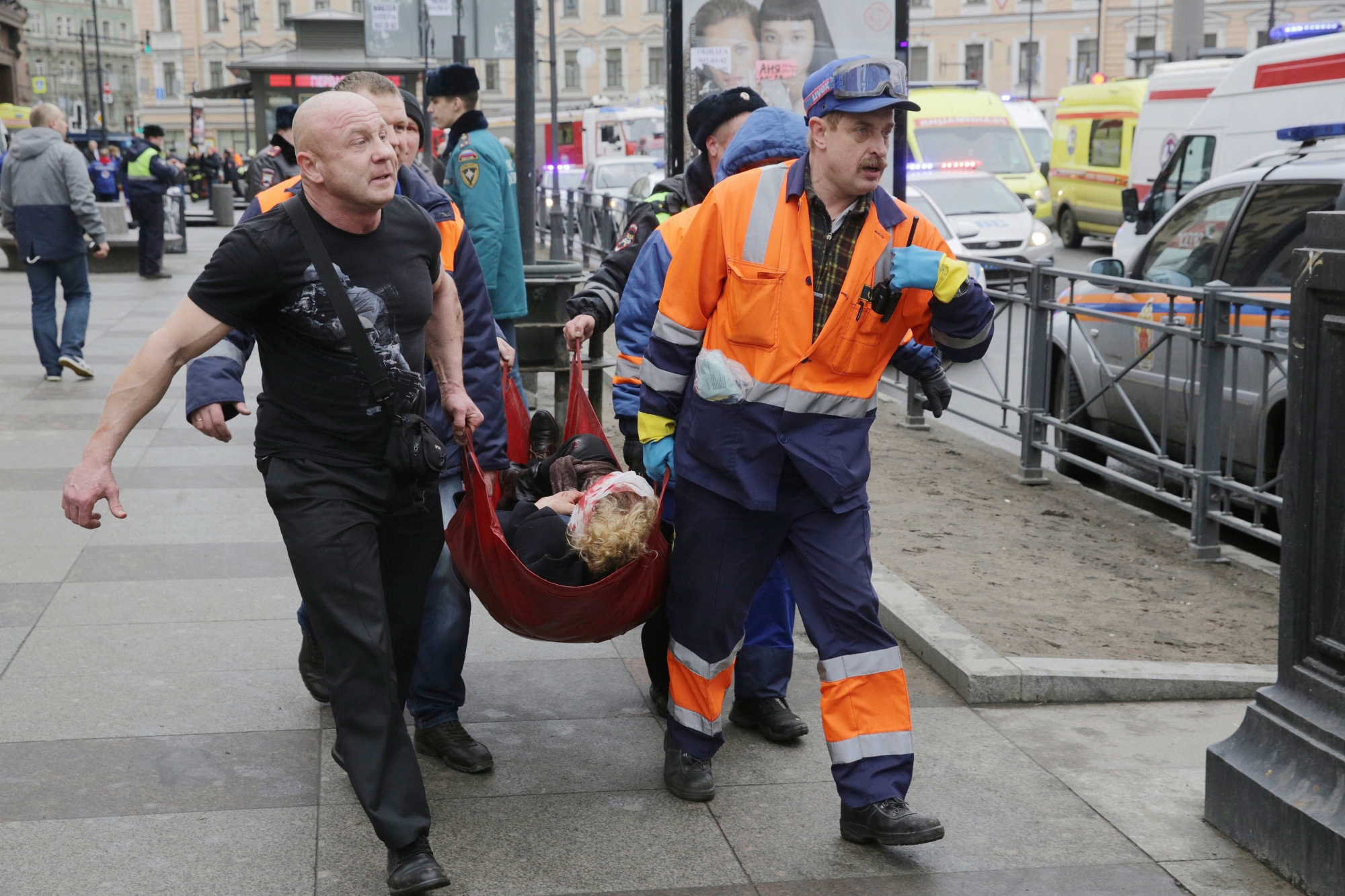 epa05886110 Russian rescuers carry a victim of an explosion at Tekhnologichesky Institute metro station in Saint Petersburg, Russia, 03 April, 2017. According to reports, at least 10 people were killed and dozens injured in an explosion in the city's metro system. The cause of the blast was not immediately known.  EPA/ANTON VAGANOV RUSSIA SAINT PETERSBURG METRO EXPLOSION