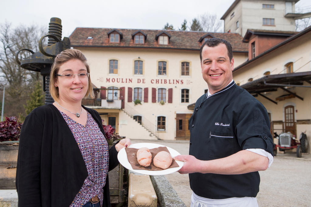 Gilles Pradervand et sa compagne Elodie Cuvit serviront les attributs de taureaux à une grosse centaine de convives attendus le 21 mars au Moulin de Chiblins.