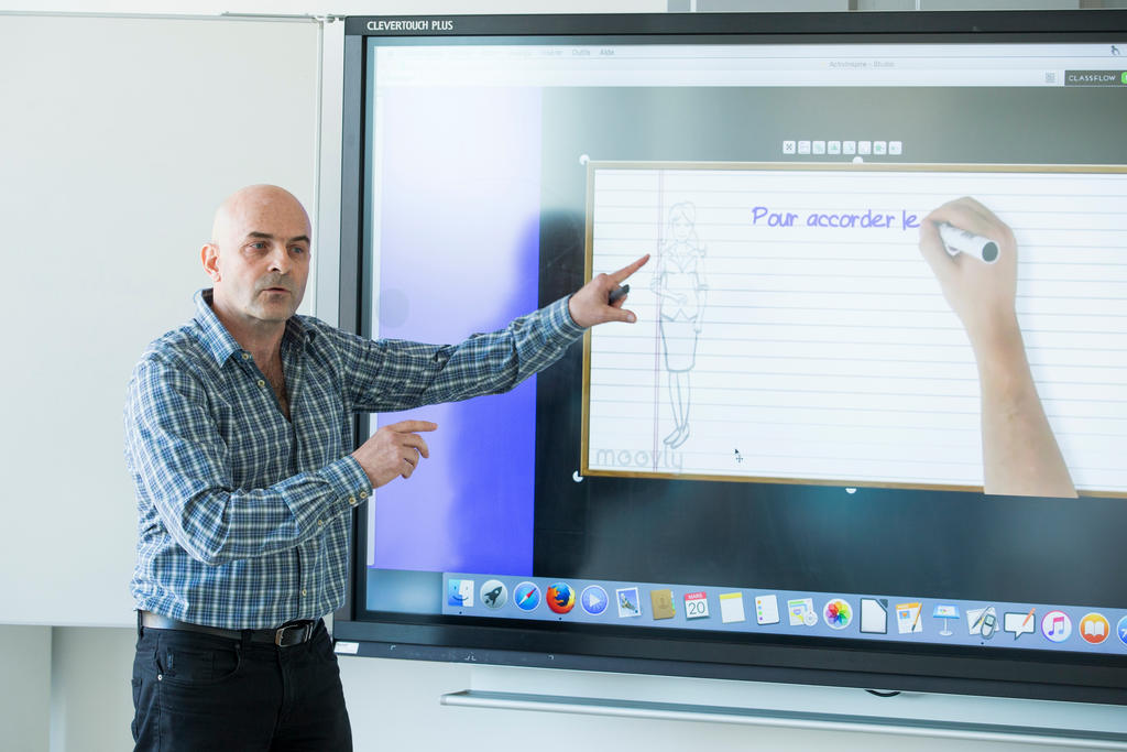 Michel Jirounek, enseignant spécialiste des questions informatiques, présente les nouveaux tableaux pédagogiques interactifs installé dans le nouveau bâtiment du collège de Nyon-Marens. 