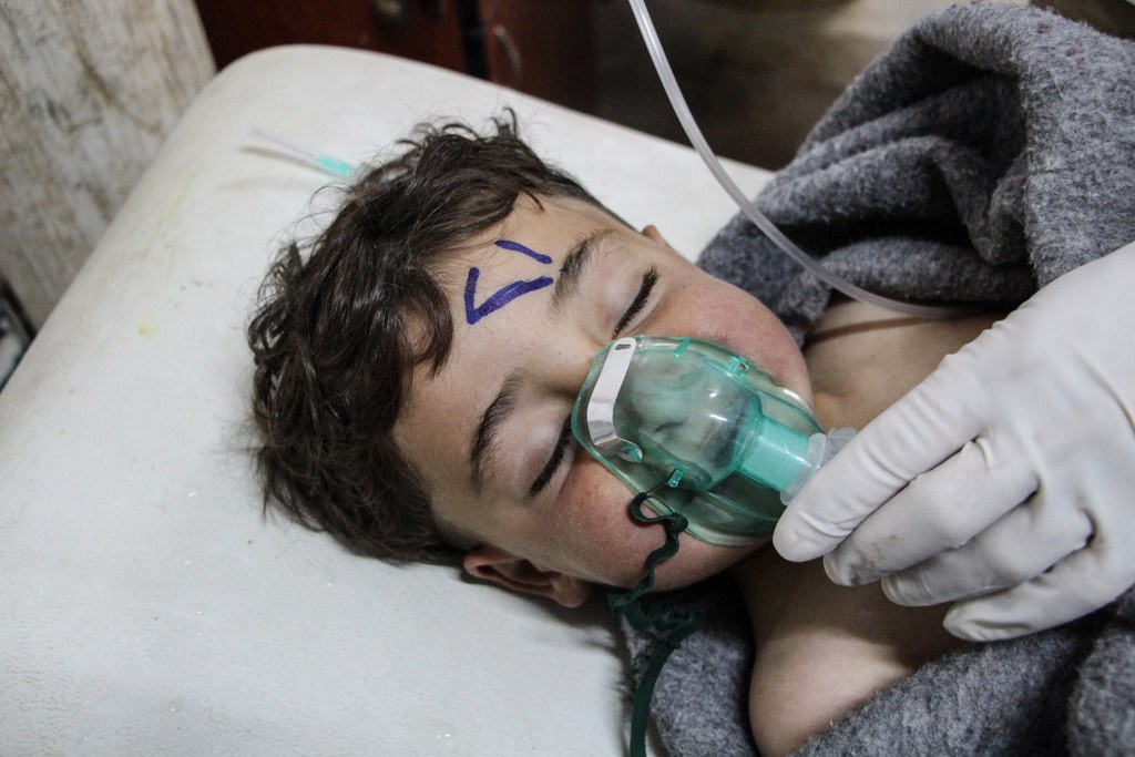 Un enfant reçoit des soins à l'hôpital de Saraqib, dans la province d'Idlib au nord de la Syrie. Il a été victime de l'attaque chimique de mardi.