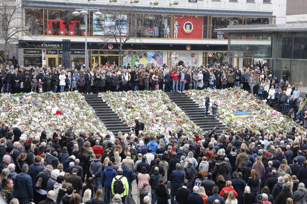 Dans la capitale, ils étaient plusieurs centaines réunis aux abords de l'artère piétonne Drottninggatan où une montagne de fleurs recouvrait les stigmates du drame.