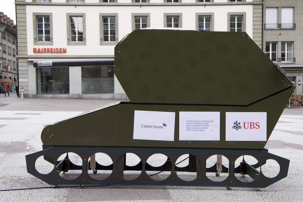 Les manifestants soutiennent l'initiative du Groupe pour une Suisse sans armée, voulant interdire le financement des producteurs de matériel de guerre par la place financière helvétique.