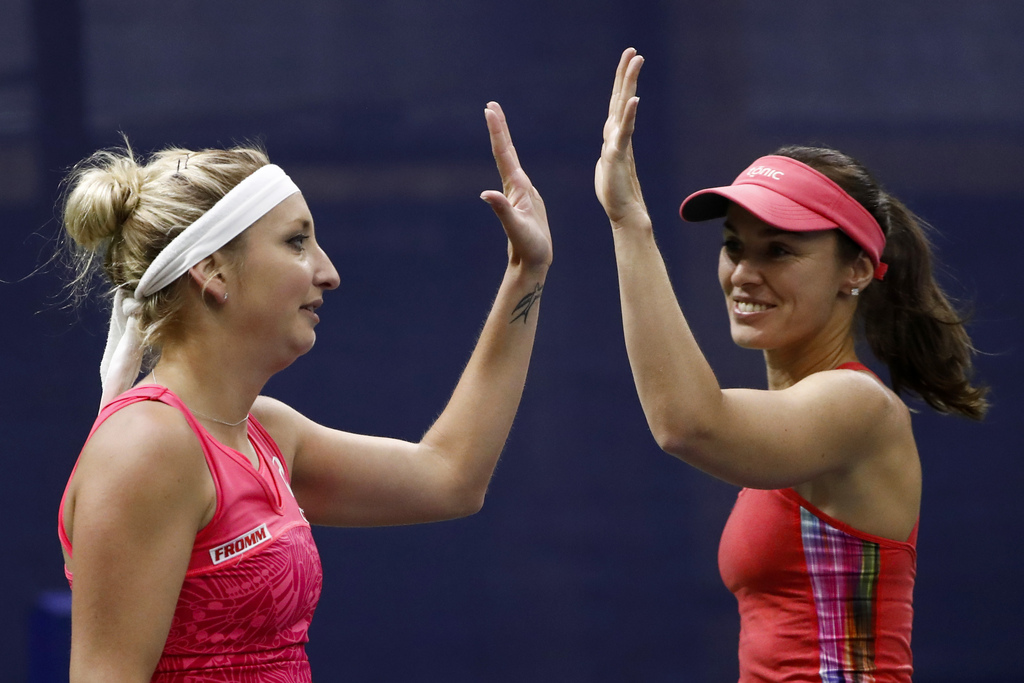 Martina Hingis et Timea Bacsinszky, médaillées d'argent à Rio, passent le premier tour à Bienne.