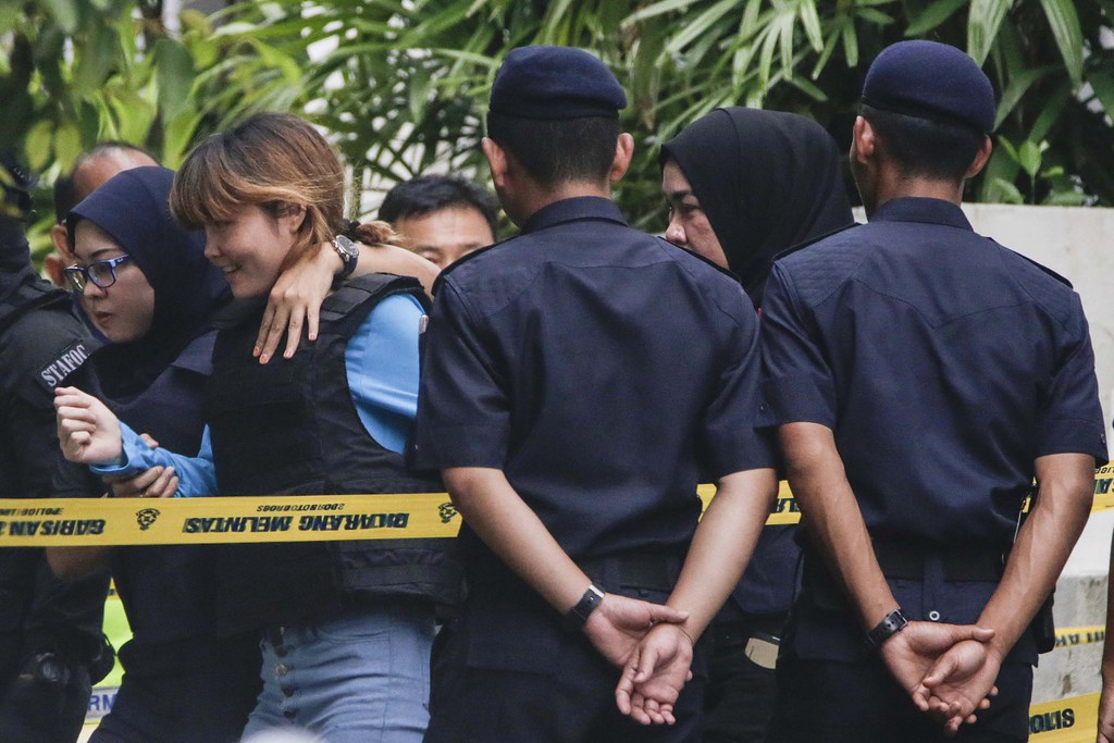 Une des accusées, une Vietnamienne de 28 ans, est escortée par la police malaisienne au tribunal des magistrats de Sepang, en Malaisie.