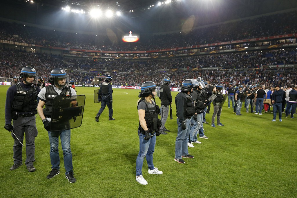 Le match aller a été marqué par des violences en tribunes, obligeant de nombreux spectateurs à se réfugier sur la pelouse du stade.