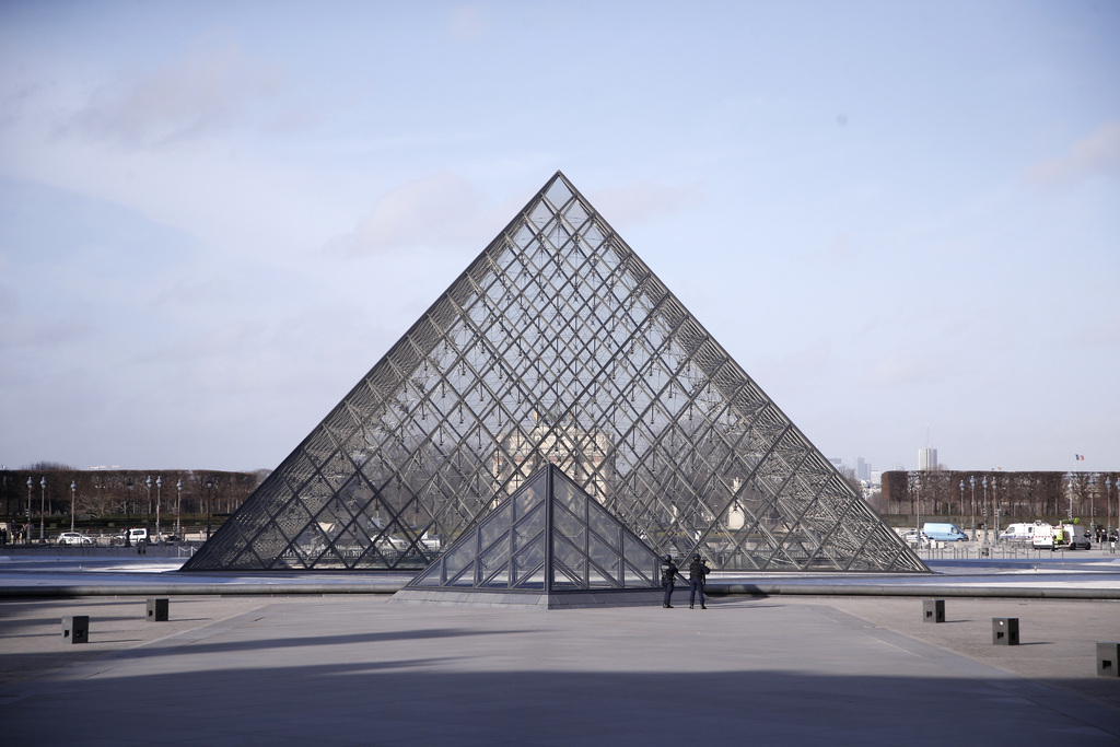 L'esplanade du Louvre à Paris a été évacuée dimanche après-midi après la découverte d'un bagage suspect. (illustration)