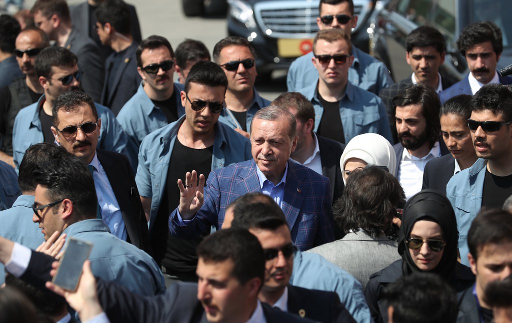 Le président Recep Tayyip Erdogan a rassemblé de justesse les voix nécessaires pour valider son référendum dimanche. 