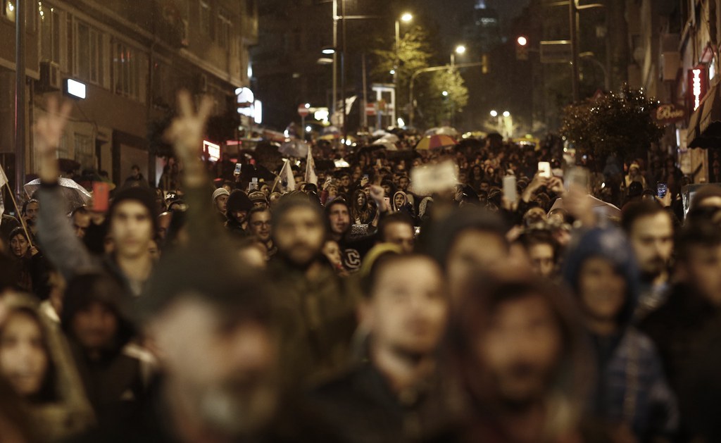 Au moins deux mille personnes sont descendues dans les rues à Istanbul lundi soir. Elles ont contesté le résultat du référendum.