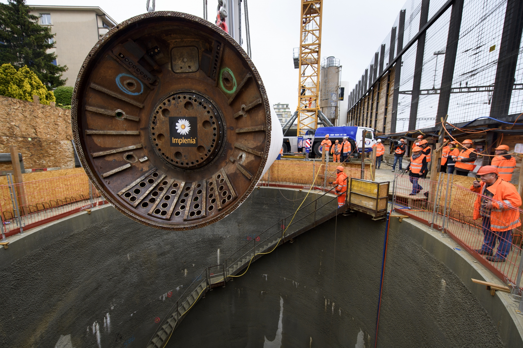 Le tunnelier de 63 tonnes a été introduit dans un puits de plus de 25 mètres de profondeur ce mercredi.
