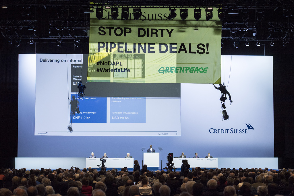 L'assemblée générale du Credit Suisse a été interrompue par des activistes de Greenpeace.