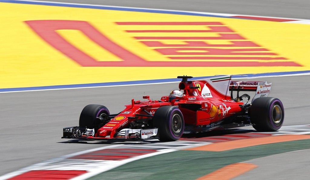 Sebastian Vettel et sa Ferrari s'offrent la pole en Russie.