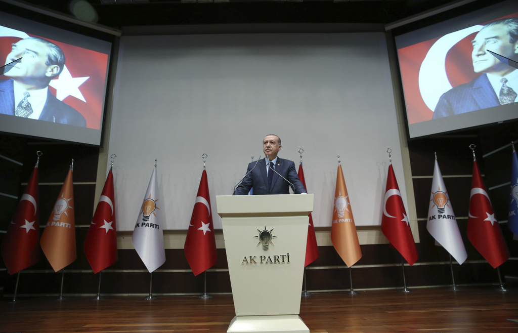 M. Erdogan avait réintégré l'AKP, qu'il a cofondé en 2001 et qui domine depuis quinze ans la scène politique.