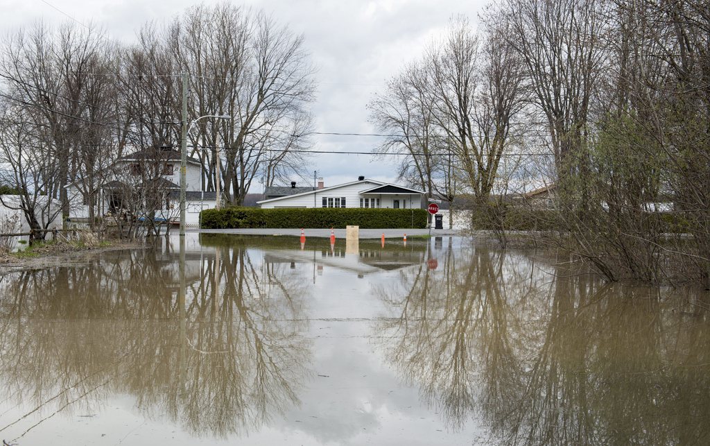 De Toronto et les rives du lac Ontario, jusqu'à plus de 500 km en aval du fleuve Saint-Laurent, le niveau des eaux a continué à monter samedi, et particulièrement au Québec.