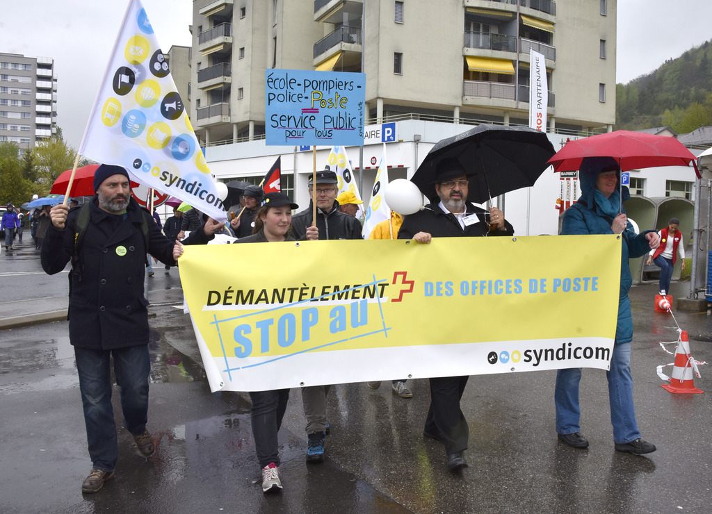 Les manifestants sont descendus dans la rue entre La Tour-de-Trême et Bulle (FR), entre Puidoux et Chexbres (VD) et à Bellinzone, soit dans des régions particulièrement touchées.