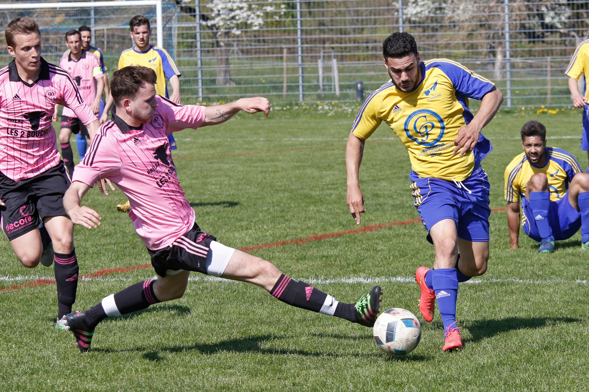 Gingins, Stade Gorgerat, Dimanche 9 avril 2017, Football, 3e ligue, Gingins vs Genolier-Begnins II, Numéro 8 de Gingins Delmas Harry Alexandre et Numéro 6 de GB Monnier Florian, Photos Céline Reuille Football