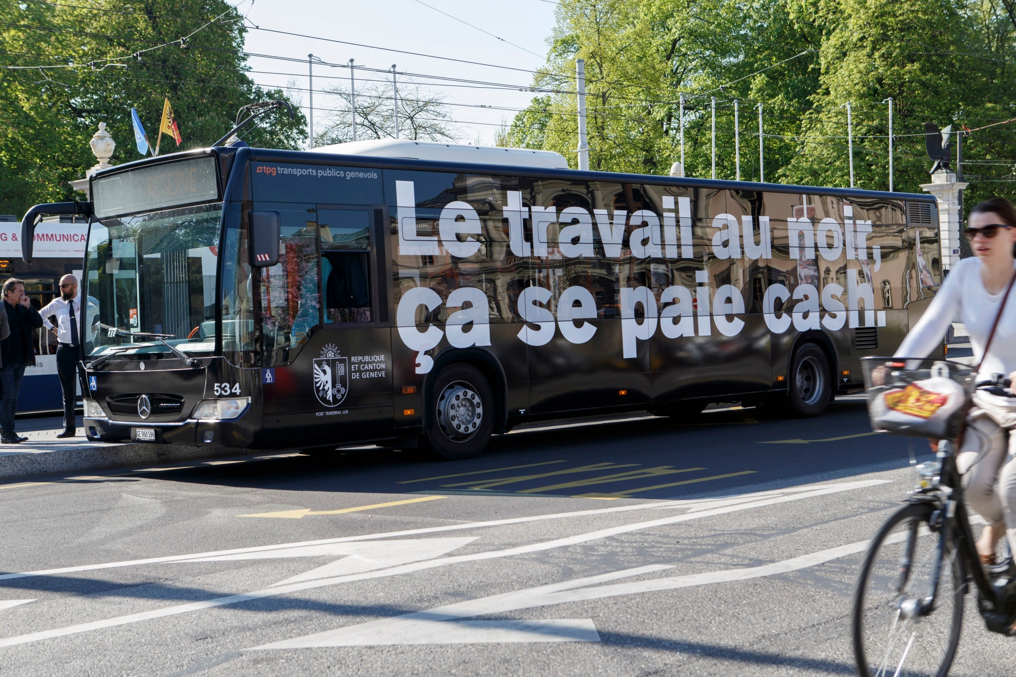 Le bus de couleur noir avec les slogans "Le travail au noir, ca se paie cash" et "stoptravailaunoir.ch" est stationne sur la place de Neuve, lors du lancement de la campagne d'information et de sensibilisation:Ê"Le travail au noir, ca se paie cash", ce lundi 10 avril 2017 a Geneve. La campagne d'information et de sensibilisation contre le travail au noir et la sous-enchere salariale, est l'un des piliers essentiels au deploiement de l'operation Papyrus a Geneve. (KEYSTONE/Salvatore Di Nolfi) SUISSE CAMPAGNE TRAVAIL NOIR