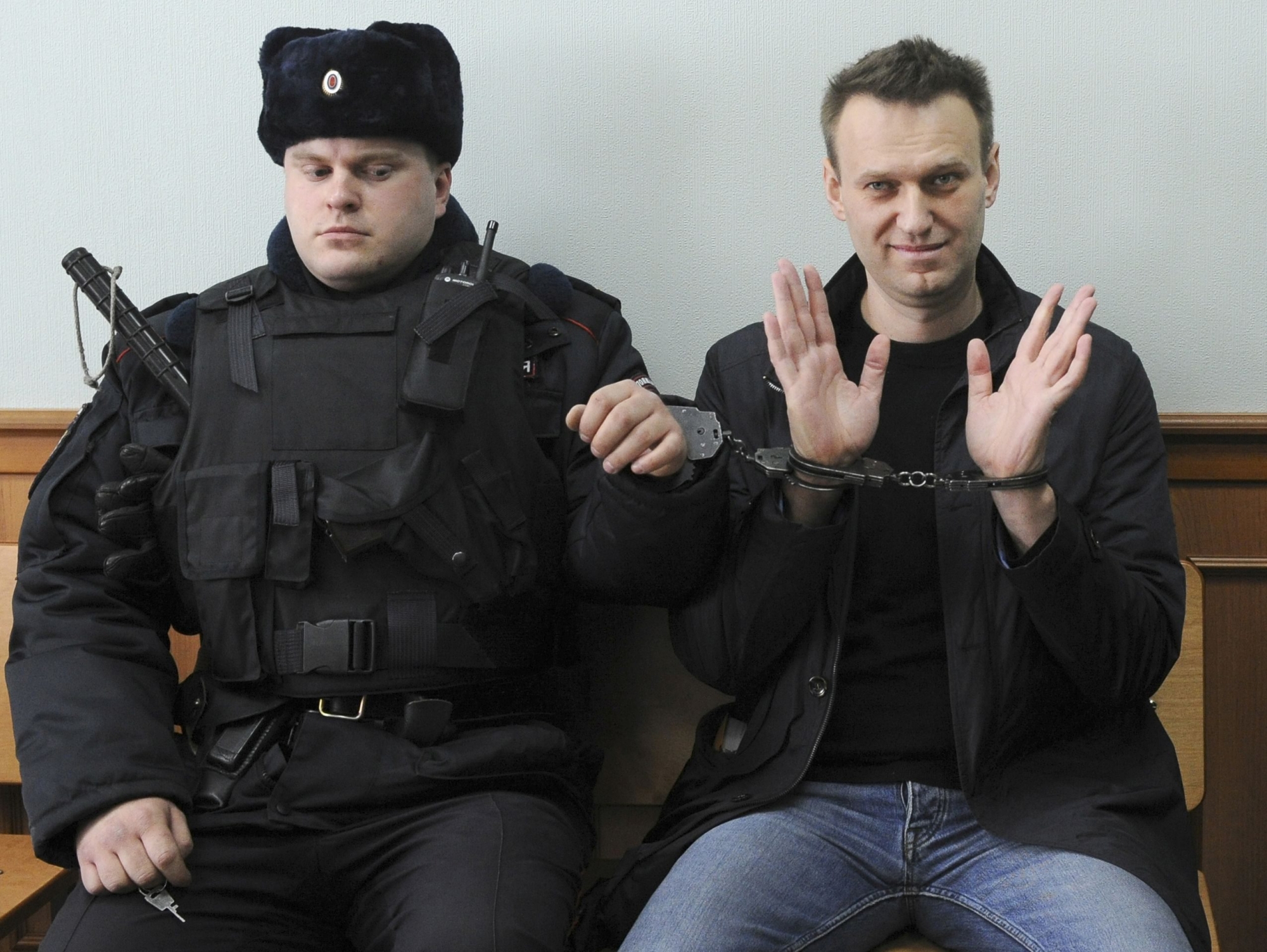 Russian opposition leader Alexei Navalny, right, poses for press in court in Moscow, Russia, Thursday, March 30, 2017. Navalny attends a court hearing on his appeal. Navalny, who organized a wave of nationwide protests against government corruption was sentenced to 15 days in jail.(AP Photo) RUSSLAND OPPOSITION