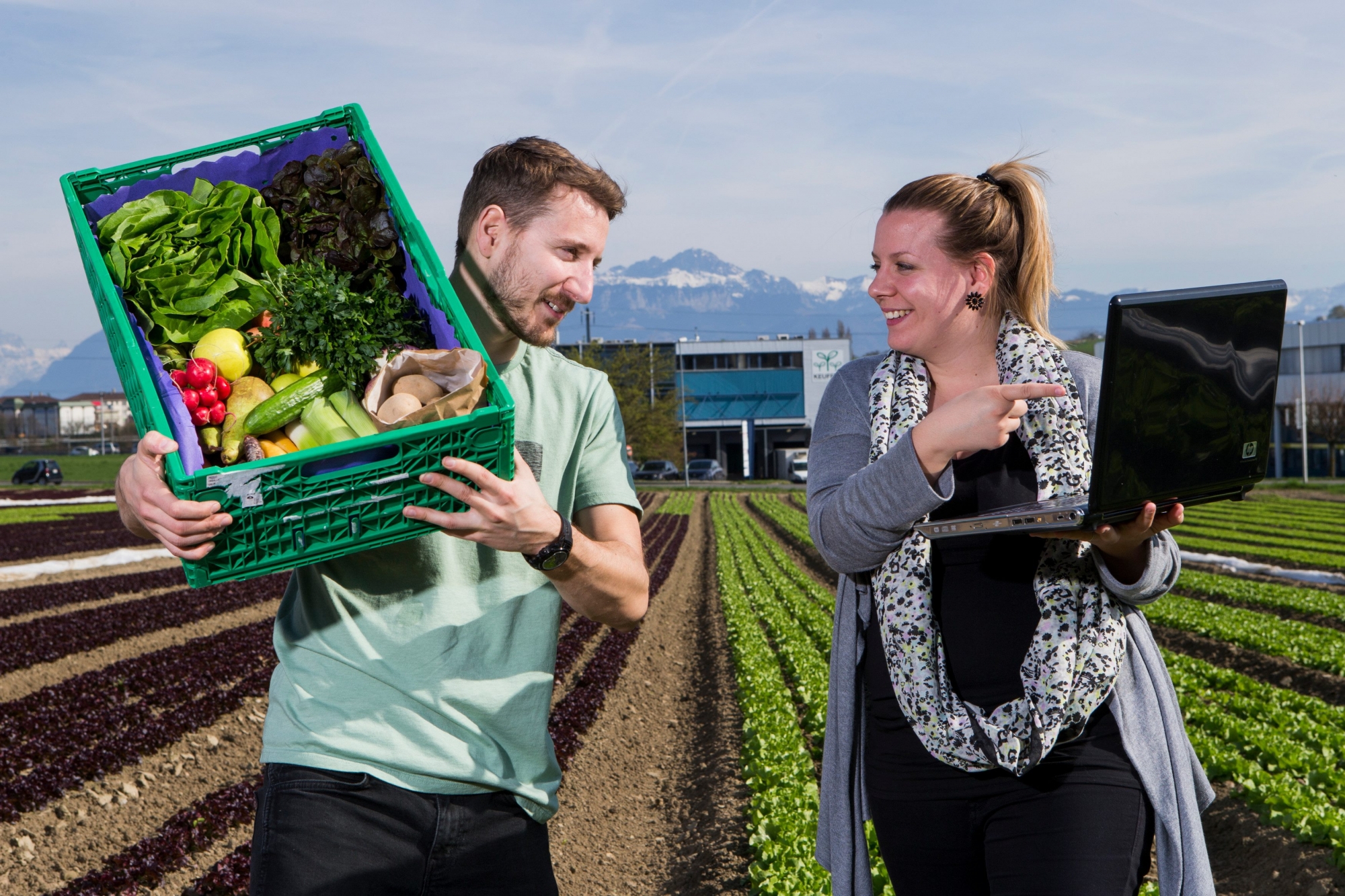 Lonay, jeudi 30 mars 2017
Portrait des frères Vincent Kueffer et Noemie Kueffer, du site www.culti-shop.ch (vente en ligne des légumes et des fruits) dans leur domaine à Lonay

Sigfredo Haro Portrait Vincent Kueffer et Noemie Kueffer, Lonay