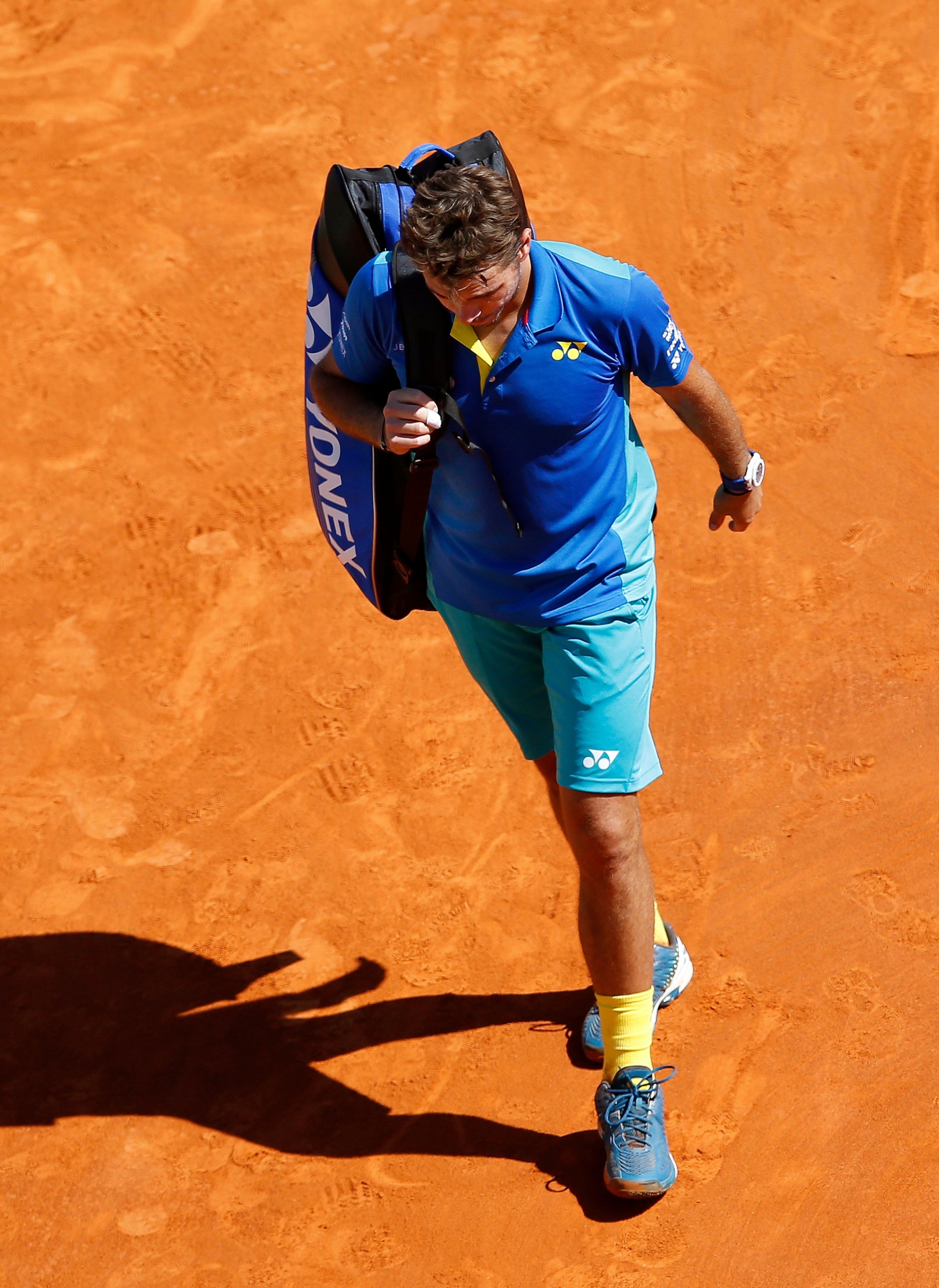 epa05917262 Stan Wawrinka of Switzerland leaves the court after losing to Pablo Cuevas of Uruguay in their third round match at the Monte-Carlo Rolex Masters tournament in Roquebrune Cap Martin, France, 20 April 2017.  EPA/SEBASTIEN NOGIER FRANCE TENNIS MONTE CARLO MASTERS