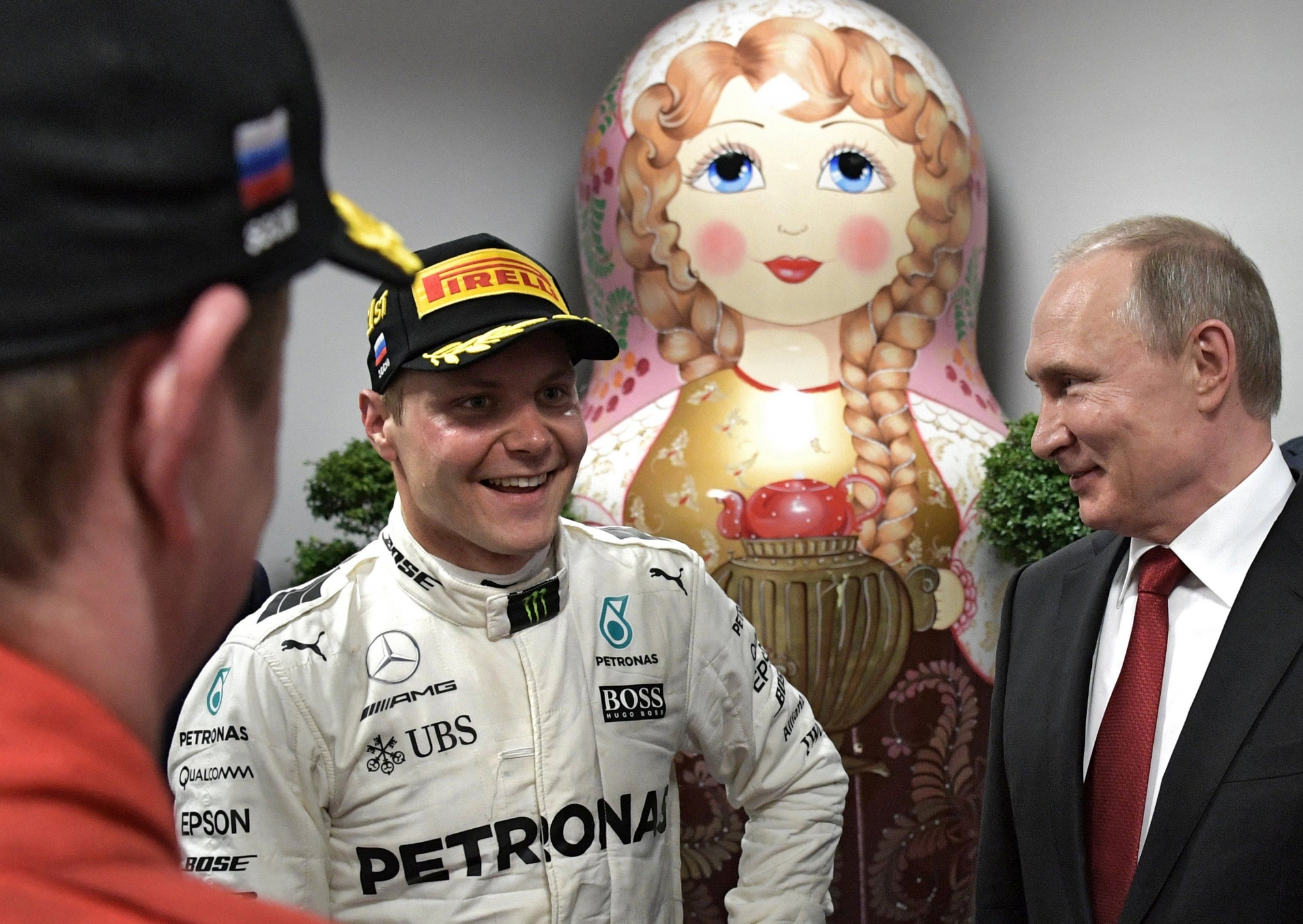 epa05937332 Russian President Vladimir Putin (R) speaks backstage with maiden winner Finnish Formula One driver Valtteri Bottas of Mercedes AMG (C) after the Formula One Grand Prix of Russia at the Sochi Autodrom circuit, in Sochi, Russia, 30 April 2017.  EPA/ALEXEY NIKOLSKY/SPUTNIK/KREMLIN POOL MANDATORY CREDIT