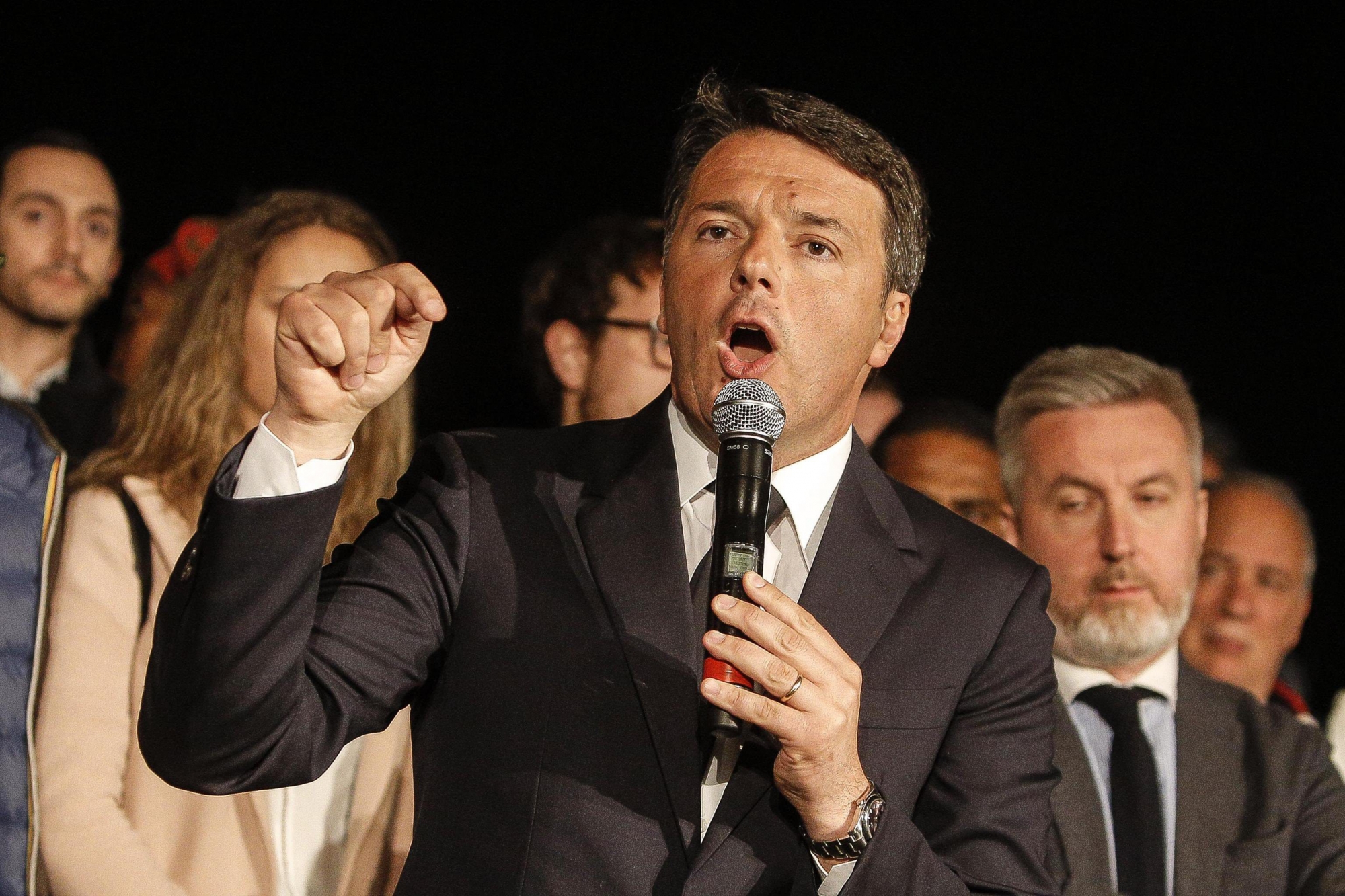 epa05937984 Former Italian premier Matteo Renzi addresses supporters after winning the Democratic party's primary elections and gaining leadership of Italy's ruling Democratic Party (PD) party in Rome, Italy, 30 April 2017.  EPA/GIUSEPPE LAMI ITALY ELECTIONS PRIMARIES