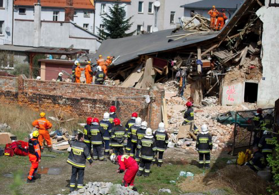 Un immeuble s'effondre en Pologne et tue cinq personnes.