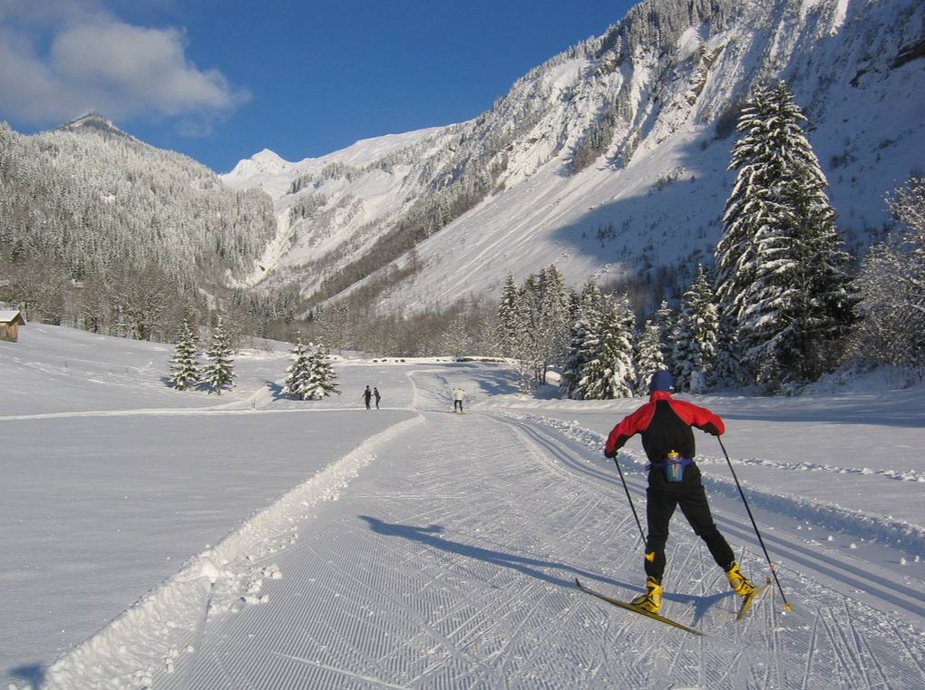 La neige gardée tout l'été permettra de recouvrir la piste de biathlon et le stade de tir (illustration).