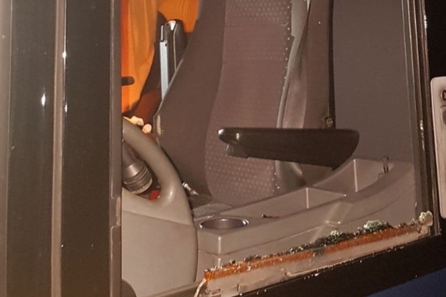 La vitre protégeant le chauffeur du bus servettien a volé en éclats. Tribune de Genève, tous droits réservés