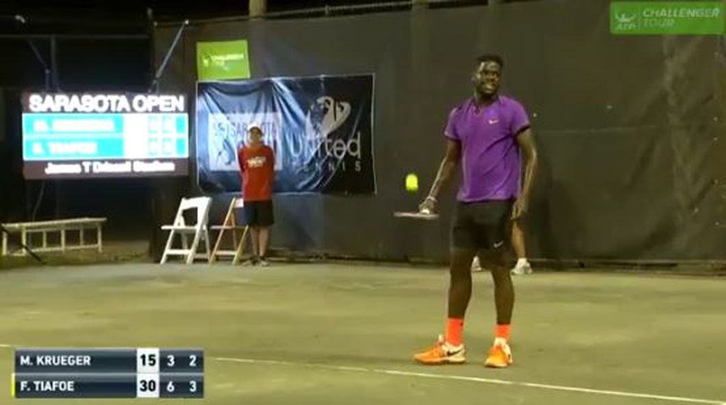 Tiafoe a interrompu son jeu de service, et provoqué l'hilarité générale en lâchant à haute voix : «Mais ça ne peut pas être aussi bon !»