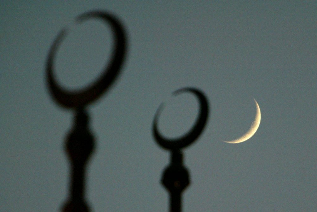 Le mois de ramadan débute au moment où le premier croissant de lune est visible. Cela peut varier d'une région à l'autre.