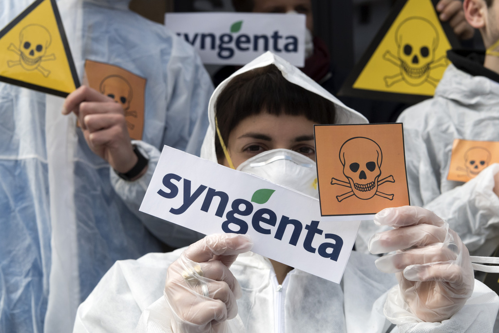 Les produits dénoncés, fabriqués par le géant bâlois Syngenta, sont interdits sur le territoire suisse.