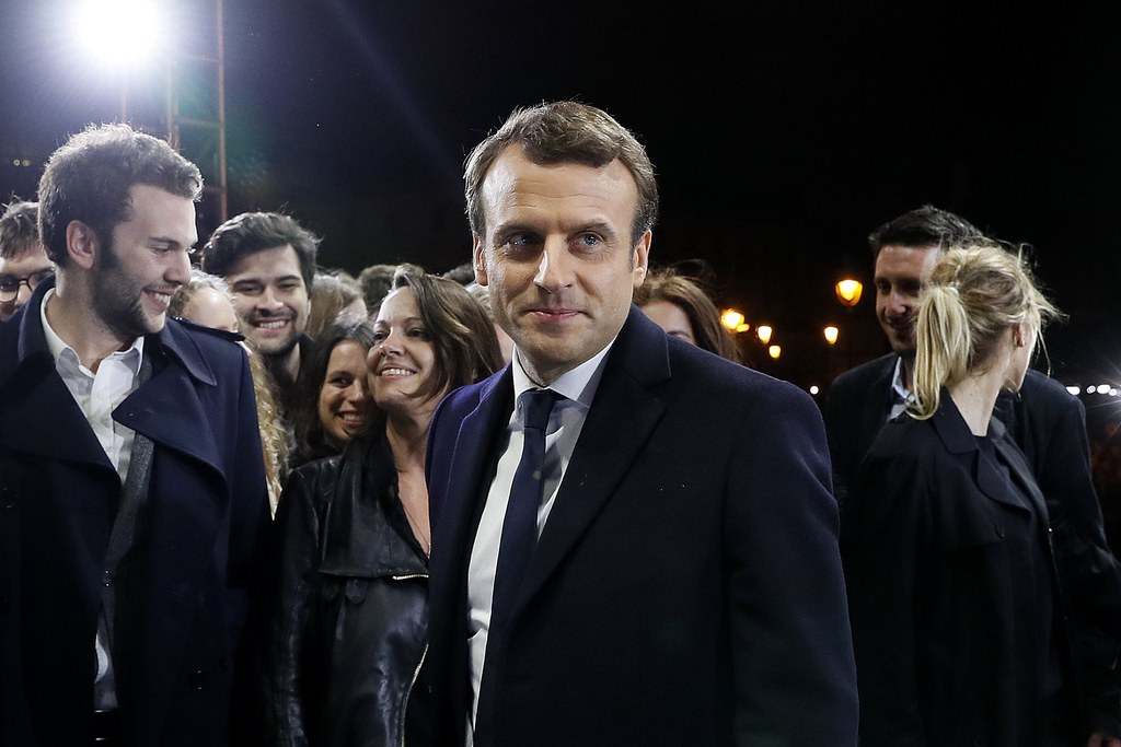 Dès le lendemain de son élection, le nouveau président Emmanuel Macron se met au travail. Il assurera la passation de pouvoir aux côtés du sortant François Hollande.