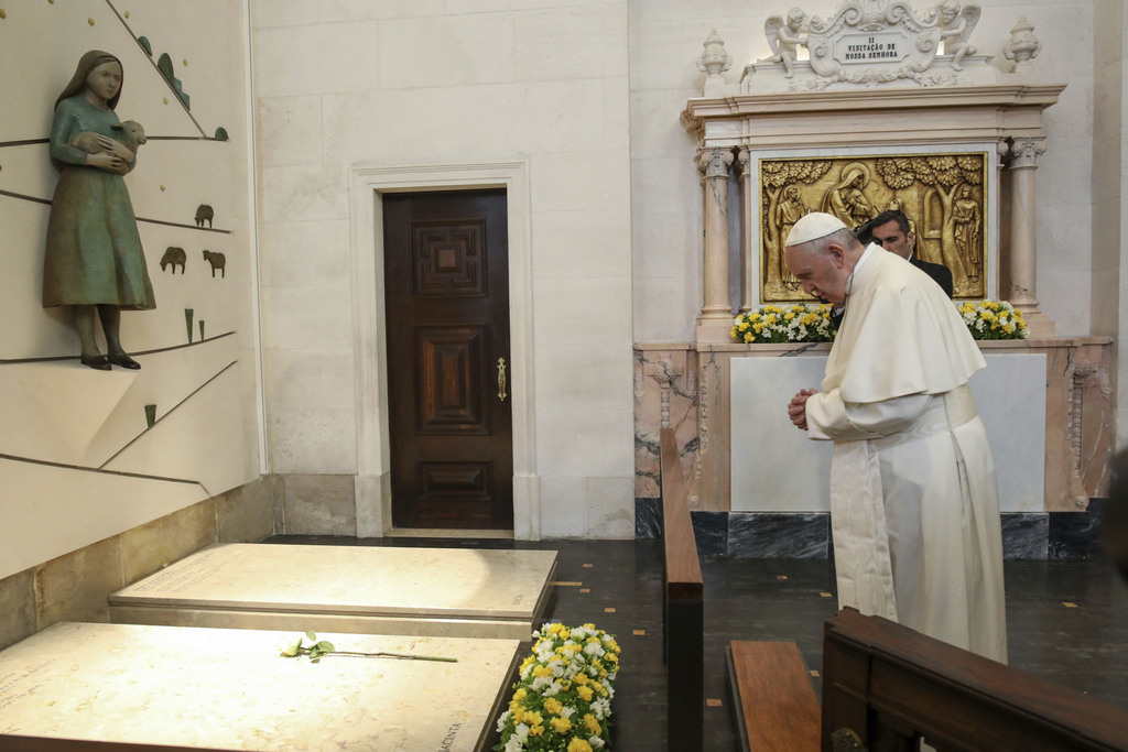 Le pape s'est recueilli sur les tombes de Francisco et Jacinta.