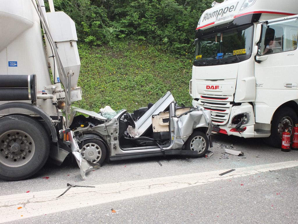 Les pompiers ont dû désincarcérer le conducteur de sa voiture.
