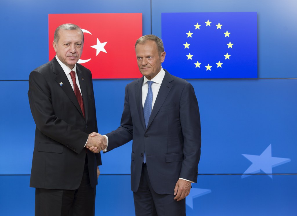 "Nous avons discuté de la nécessité de coopérer, j'ai mis la question des droits de l'Homme au centre de nos discussions", a commenté le président du Conseil européen, Donald Tusk, après un entretien avec le président turc.