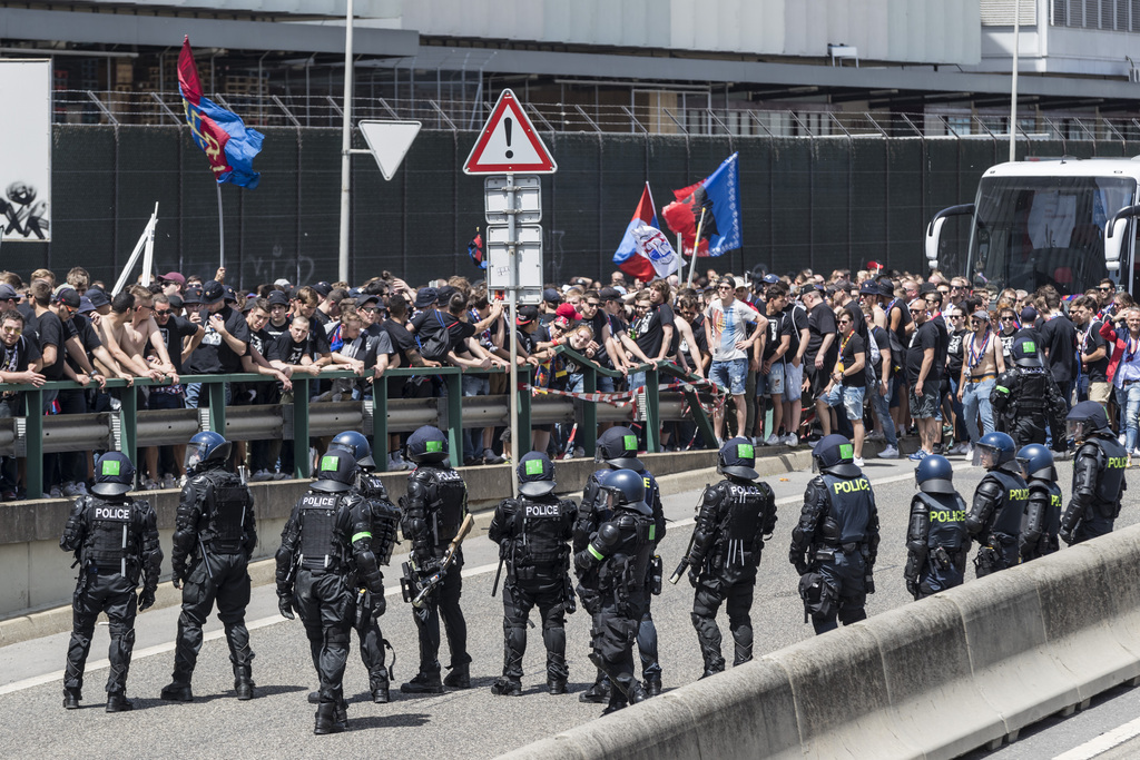 La tâche des policiers qui devaient encadrer 26'500 personnes venues jeudi assister au match, dont 12'400 Valaisans et 6900 Bâlois, n'était pas aisée.
