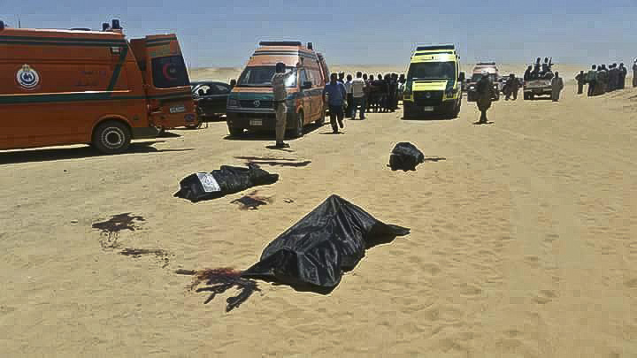  Des corps sans vie se sont éparpillés dans le sable du désert autour du bus.